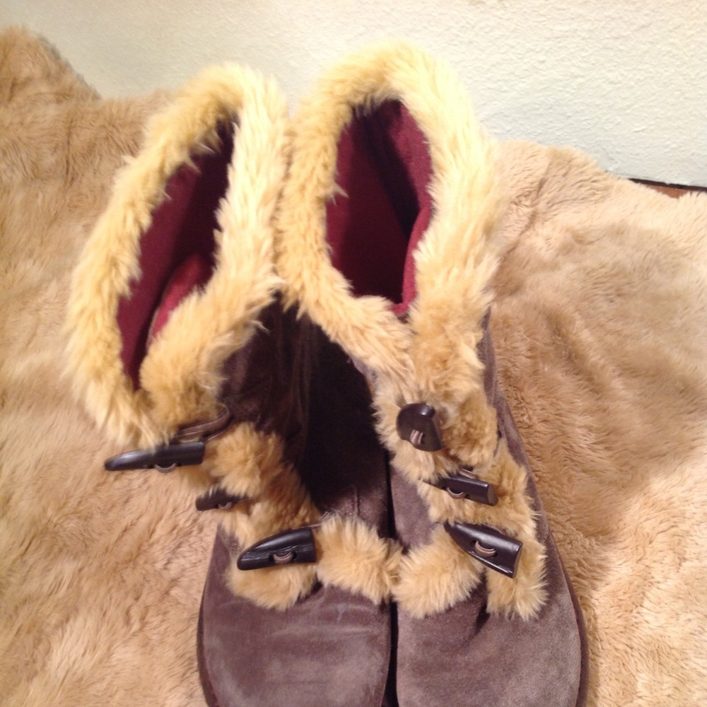 EARTH SPIRIT Suade Boots with Faux Fur trim size 8